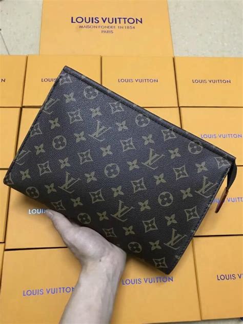 pochette uomo louis vuitton|louis vuitton zipper pouch.